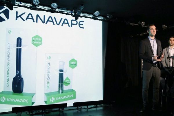 Présentation de la e-cigarette au cannabi "Kanavape" à Paris ce mardi.