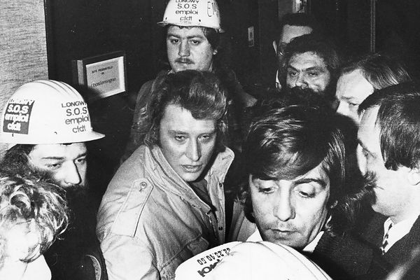 Il est 0h30, ce 7 mars 1979. Johnny parlemente avec des syndicalistes devant l’entrée de sa suite au Sofitel de Metz. Il va les suivre jusqu'à Longwy et découvrir leur quotidien.