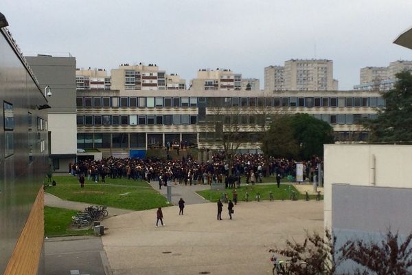 L'assemblée générale s'est déroulée à l'extérieur, malgré le froid mordant.