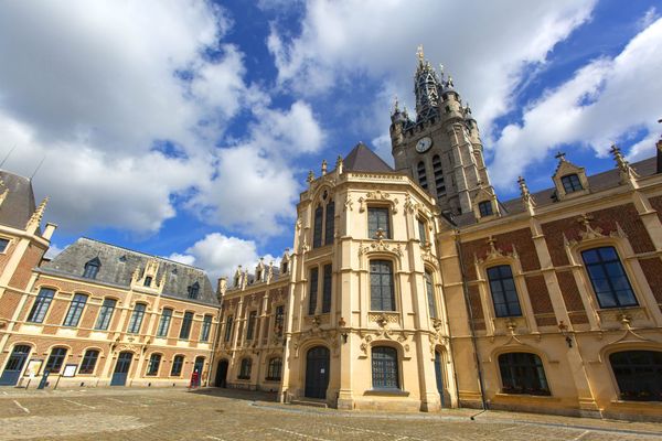 Le beffroi de Douai '(Nord), "le plus beau du monde" selon les locaux, figure parmi les finalistes du concours du monument préféré des Français 2024. L'émission présentée par Stéphane Bern sera diffusée en septembre sur France 3.