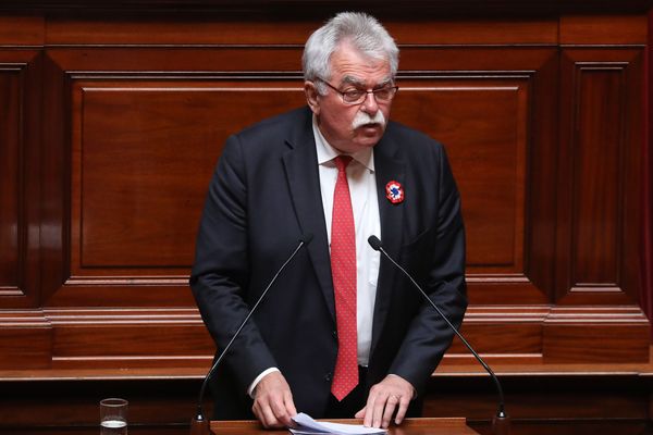 Le député communiste du Puy-de-Dôme, André Chassaigne, demande une loi d'amnistie pour les "gilets jaunes" condamnés pour des faits commis pendant les manifestations. 