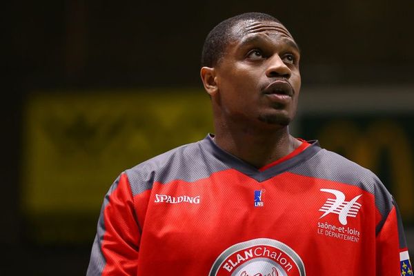 L'intérieur américain de l'Elan Chalon Justin Brownlee (2,01 m) 