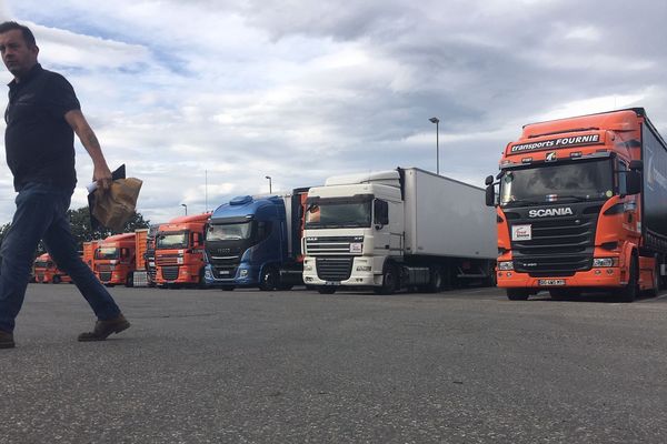 Les transporteurs routiers n'écartent pas l'hypothèse d'une mobilisation pour protester contre la hausse des taxes sur les carburants.