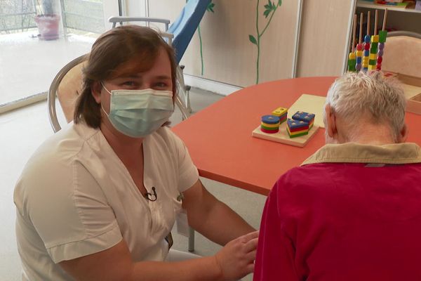 Flora Molin, éducatrice spécialisée à la Maison d'Accueil Spécialisée de Villeneuve-de-Berg en Ardèche