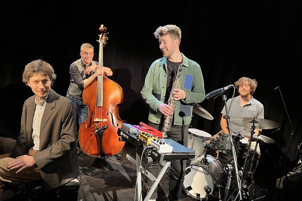 Alexandre Cahen au piano, Vladimir Torres à la contrebasse, Hugo Diaz au saxophone et Louis Cahen à la batterie : voici le Hugo Diaz Quartet pour une session jazz dans #studio3 !