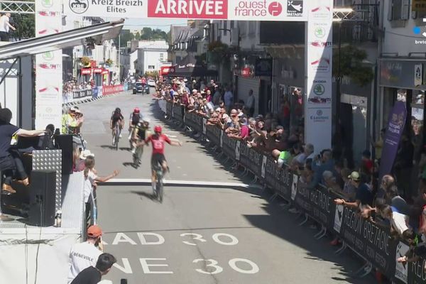 Florian Dauphin remporte à Carhaix une victoire de prestige. L'équipe Arkéa a brillé lors de cette difficile 2e étape de la Kreiz Breizh Elites.