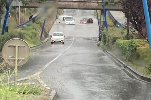 Des routes sont inondées mercredi 14 août en raison de fortes pluies comme ici à Colomiers dans l'agglomération de Toulouse (Haute-Garonne).