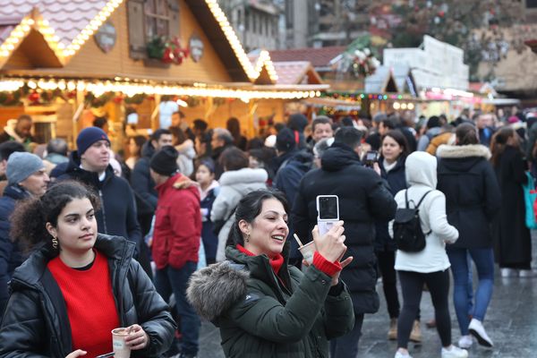 En 2023, le marché de Noël de Strasbourg a attiré 3,3 millions de visiteurs, un record.