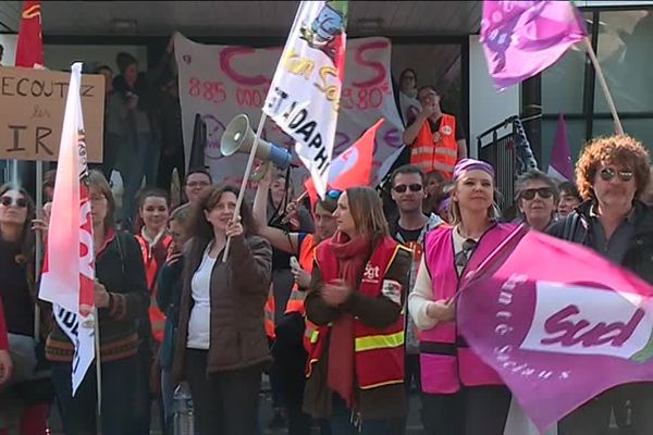 Les salariés ont manifesté sur le parking de l'association AIDAPHI pour protester contre leurs conditions de travail