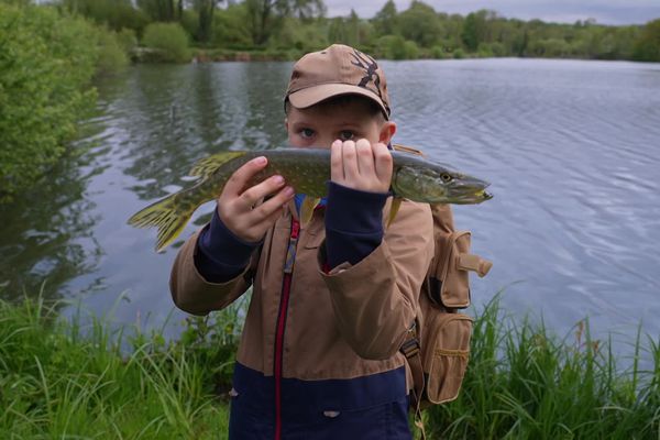 Lilian, 10 ans, pratique la pêche au brochet avec des leurres et en no-kill : il relâche ses prises après une photo souvenir.