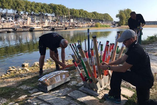 Les artificiers préparent le spectacle pyro-musical du Festival de Loire, samedi 21 septembre. 