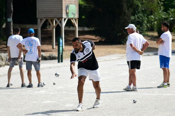 Illustration. La longue est l'ancêtre de la pétanque.