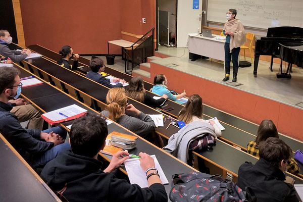 Une vingtaine d'étudiants masqués suivent un cours de musicologie à Rennes 2