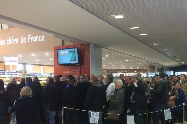 Beaucoup de monde comme ici au centre Leclerc de Granville pour avoir sa place en quart de finale de la Coupe de France.