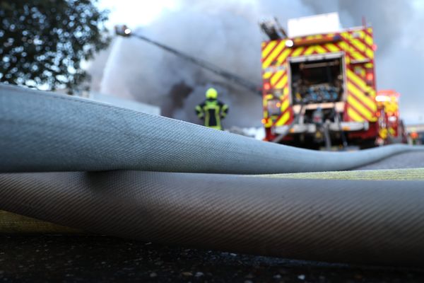 Illustration d'une intervention de sapeurs-pompiers sur l'incendie d'un bâtiment.