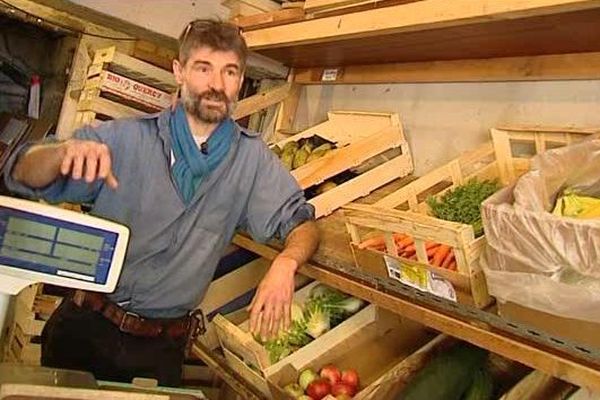 Depuis 6 ans, Yann Labuche sillonne la Nièvre pour ravitailler ses clients en produits bio et locaux. 