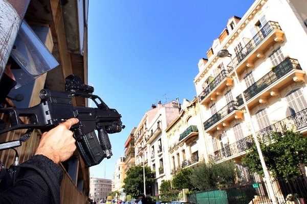 Un membre du GIPN lors de l'intervention à Cannes samedi dernier