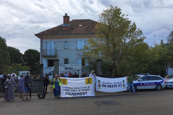 Deux mères de familles tchétchènes et leur 8 enfants âgés de 9 à 19 ans ont été expulsés par la police d'une maison squattée à Nîmes, tôt de mercredi matin. Le DAL de Nîmes réclame une solution de relogement. 28 juillet 2021.