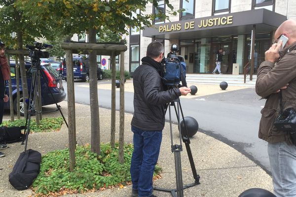 Des journalistes devant le tribunal de Briey où le procureur faisait un point avec la presse, vendredi 16 octobre 2015.