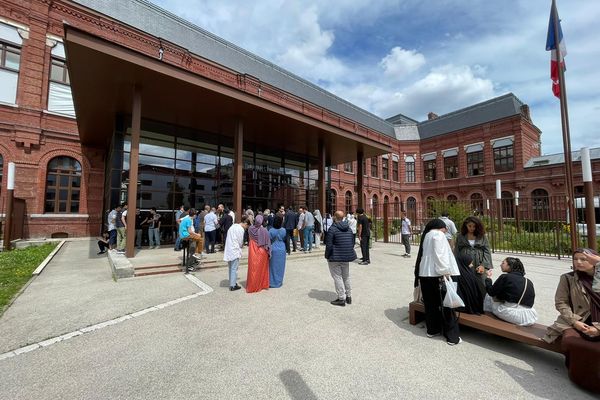 Du monde s'est réuni devant le Tribunal Administratif de Lille pour cette journée d'audience qui va examiner le recours du lycée Averroès.