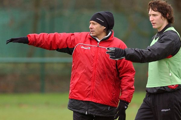 Philippe Redon en rouge à gauche et en 2004 alors entraîneur adjoint du Stade rennais à la Piverdière