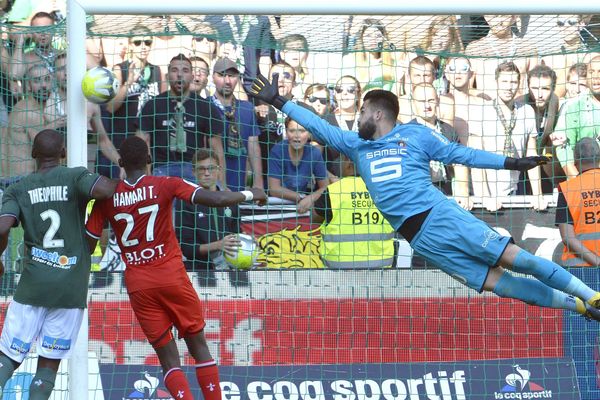 A la 40ème minute, la gardien rennais Tomas Koubek nous offre une somptueuse parade de dernière minute.