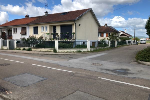 Le maire a été agresse à l'angle de la rue Guynemer situé à 200 mètres du chemin de halage qui longe le canal de Bourgogne à Ouges. 