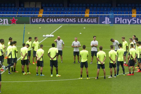 Le nouvel entraîneur de Villarreal, Fran Escriba, face à ses joueurs, à la veille du match de barrage Villareal / AS Monaco. 