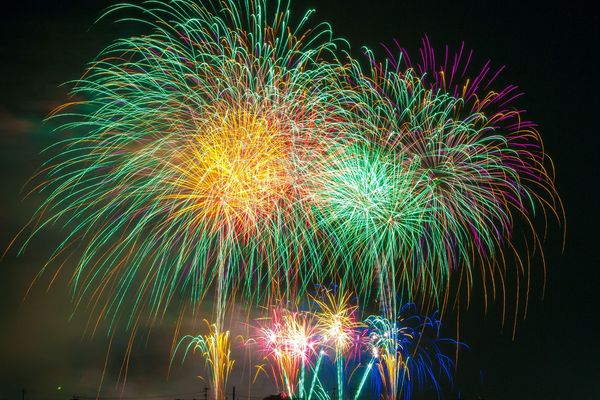 Les fusées colorées des feux d'artifices