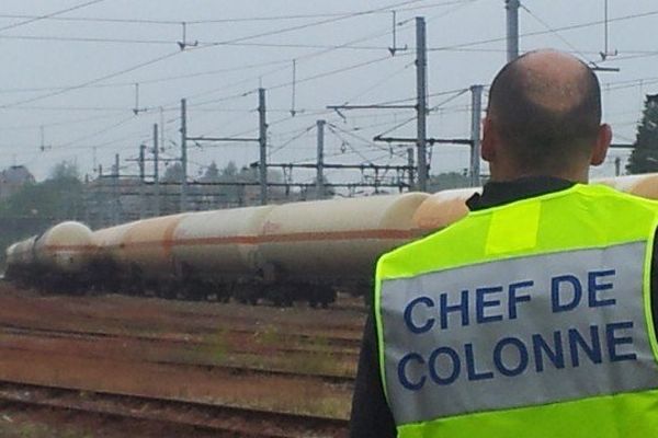 Le train est arrêté en gare de Saint-Sulpice-Laurière, en Haute-Vienne.