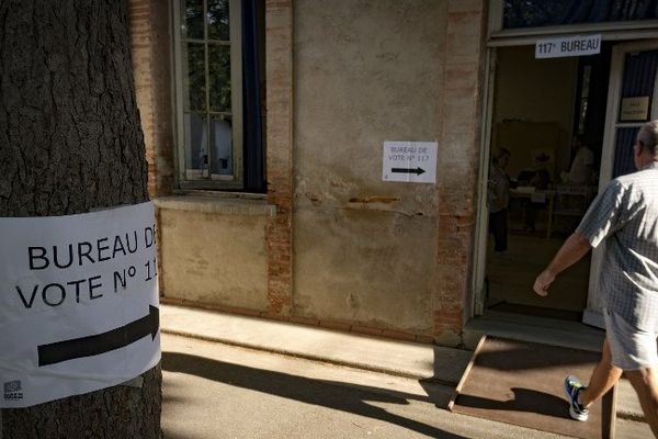 A Toulouse, les candidats PS sont sortis au premier tour. Seule une candidate LR, Laurence Arribagé, passe le deuxième tour.