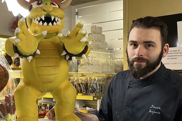 Bowser et son concepteur chocolatier, Benjamin, qui a travaillé entre 40 et 50 heures pour sculpter la pièce.