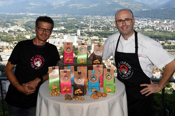 Yann d'Ascoli (à gauche), ancien directeur de la communication d'Isère Tourisme, et le restaurateur Laurent Gras posent devant leurs produits "Le Crétin des Alpes".