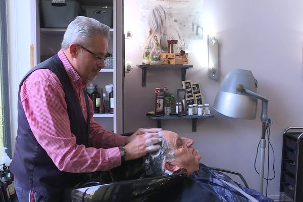 Didier, coiffeur à Vichy, reçoit ses clients dans l'un des 80 salons de coiffure de la ville thermale.