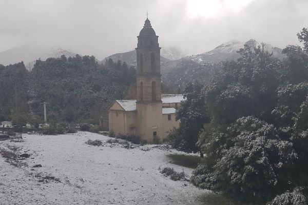 À San-Lorenzo, Haute-Corse, cinq centimètres de neige sont tombés dans la nuit de vendredi à samedi. 