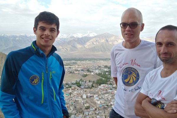 Trois des sept membres de l'équipe d'Exploits sans frontière au monastère de Leh, au Nord de l'Inde