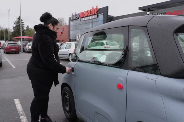 Émilie fait des courses plus simplement avec sa voiture sans permis.