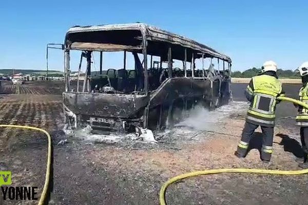 L'incendie a détruit un autobus et de nombreux véhicules.