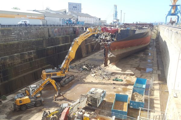 Le Captain Tsarev en pleine déconstruction au port de Brest