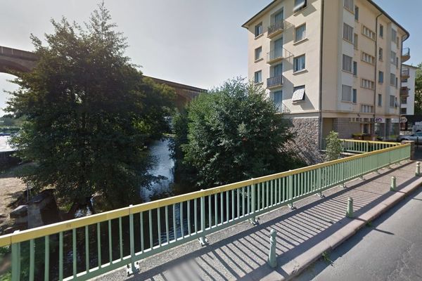 La femme de 88 ans tombée, samedi 16 mars, dans la rivière la Jordanne à Aurillac a été sortie de l'eau à hauteur du viaduc situé rue Pierre Marty.