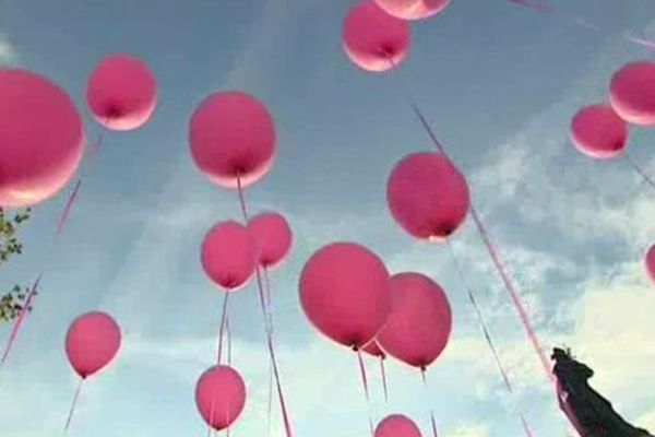 Mobilisation contre le cancer du sein : un lâcher de ballons s'est déroulé à République