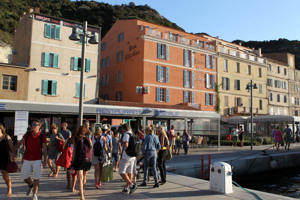 Le port de Bonifacio, durant la saison touristique.