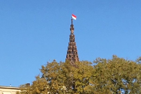 Un drapeau Rot und Wiss sur la flèche de la cathédrale