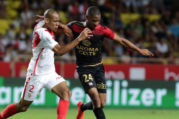 Fabinho, buteur vendredi, à la lutte avec le Guingampais Marcus Coco.