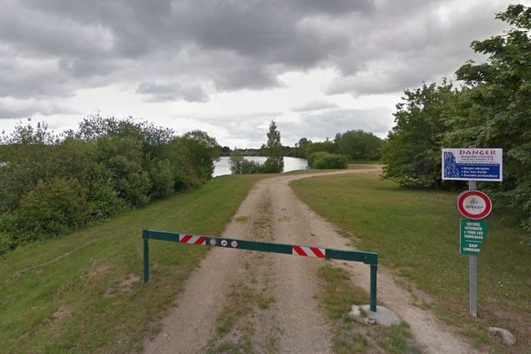 Le lac de Hommes, où un baigneur est portée disparu. 