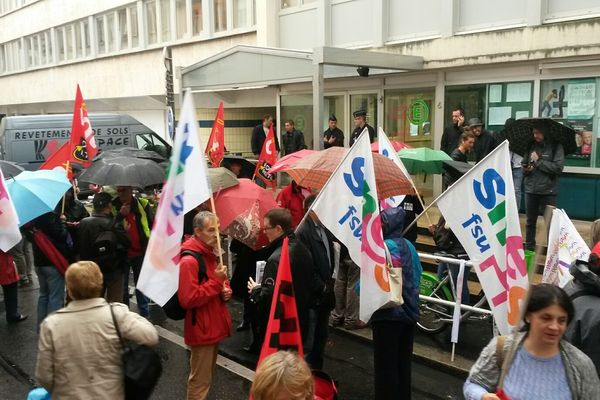 Les manifestants grévistes se sont rassemblés devant les portes du rectorat, rue de la Toussaint à Strasbourg.