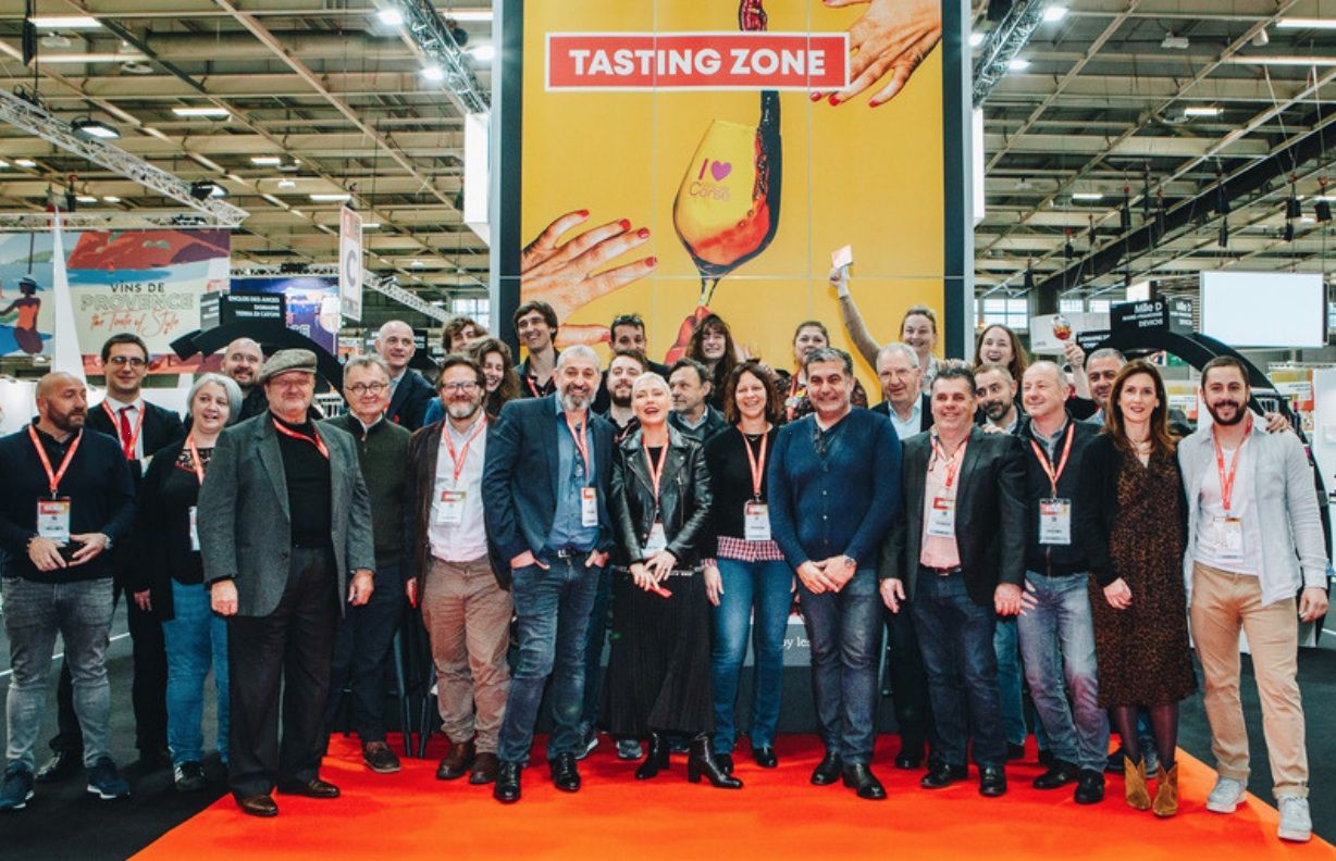 Eric Poli (au centre, blazer bleu foncé), entouré de la délégation insulaire lors de l'édition 2020 de Wine Paris.