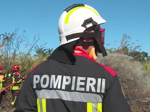 Depuis début juillet, une quarantaine de pompiers roumains prêtent main forte à leurs homologues français pour lutter contre les feux de forêt dans les Pyrénées-Orientales.