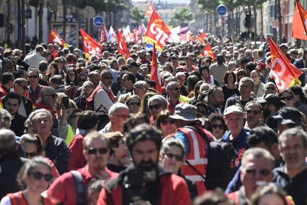 Des milliers de manifestants pour le 1er mai à Marseille