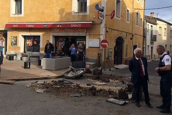 Villeneuve-lès-Maguelone (Hérault) : une voiture folle termine sa course dans la terrasse d'un bar - 16 mai 2019.